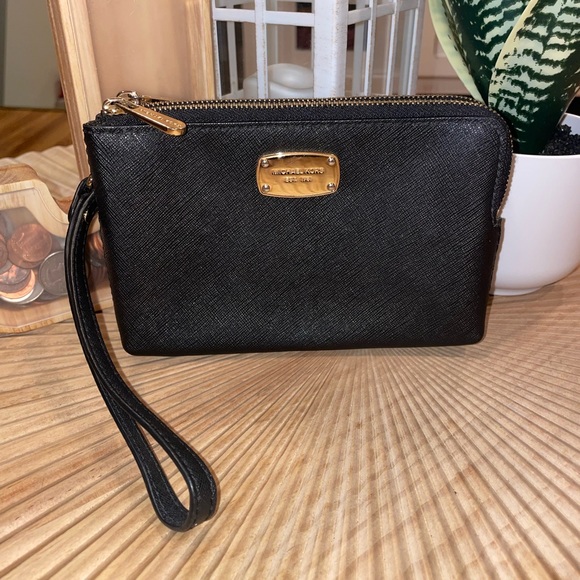 Michael Kors Handbags - Black Michael Kors double zip Wristlet 🖤